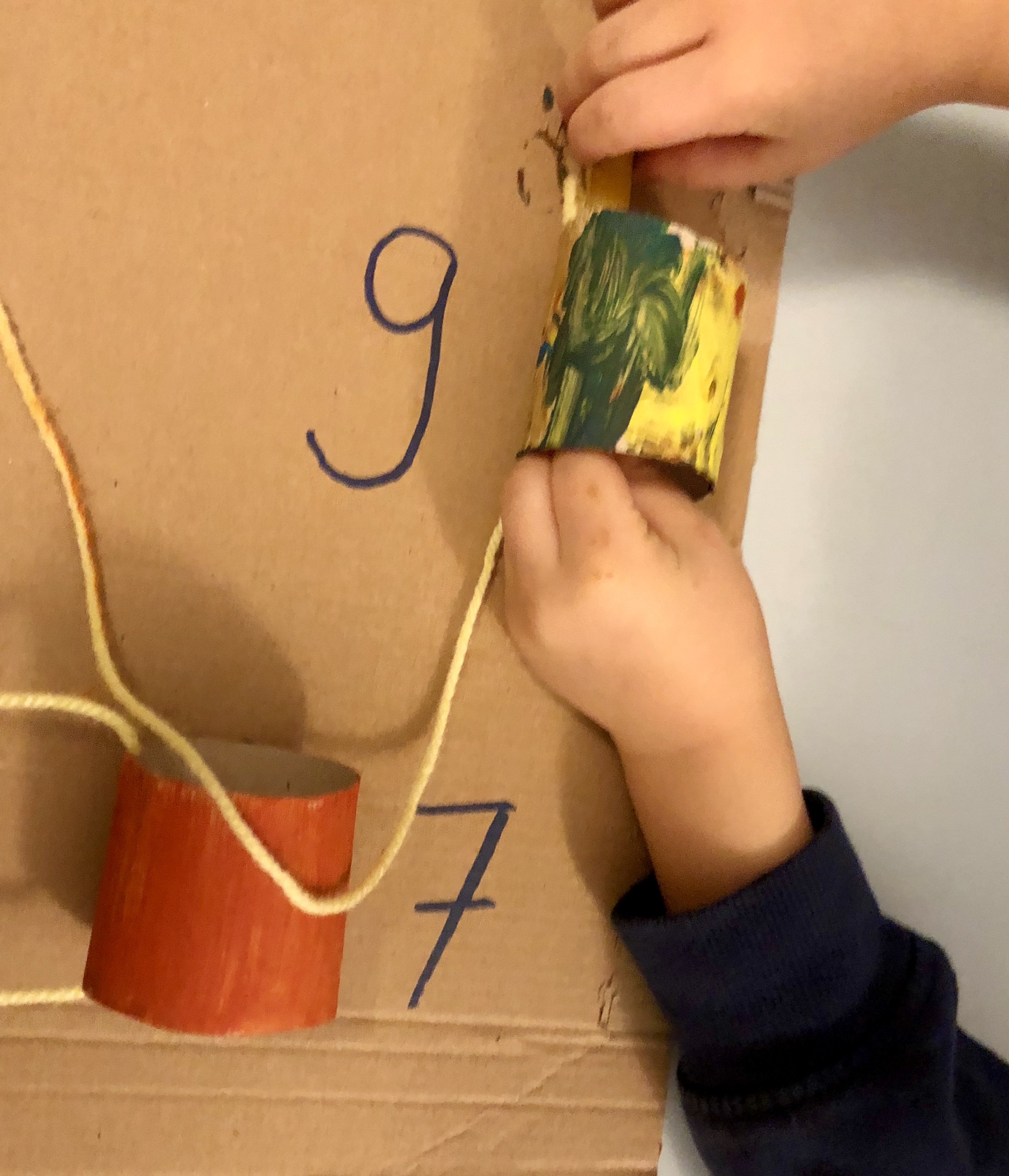 kid connecting numbers