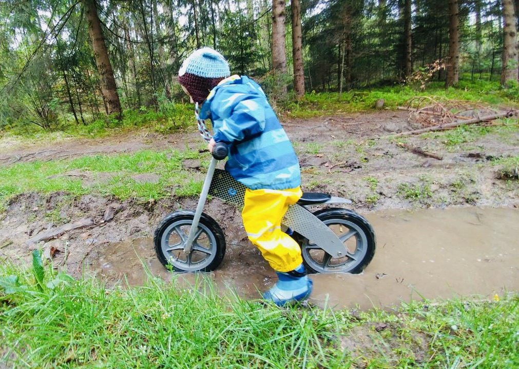 erik, rain, balance bike