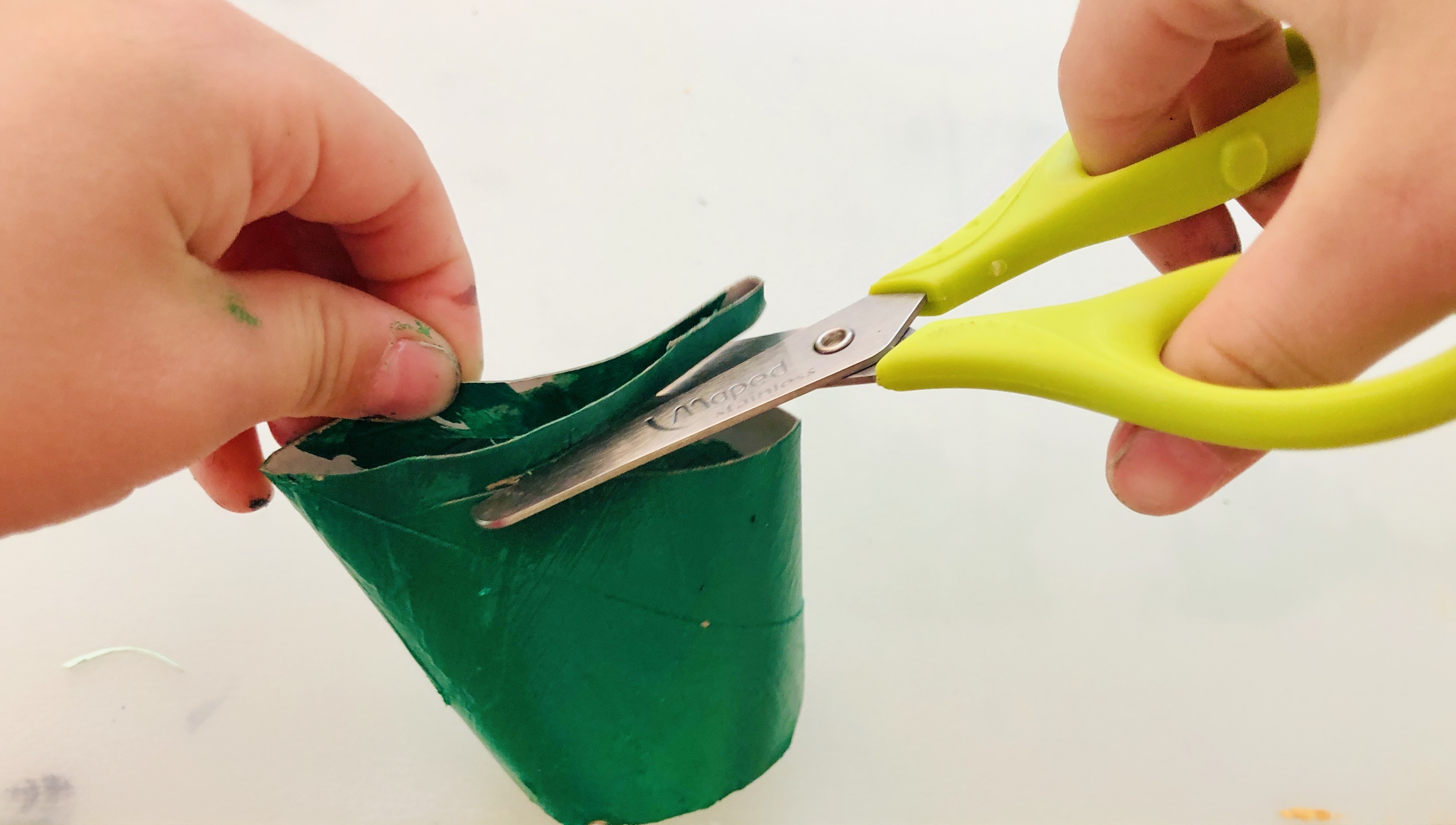 cutting paper rolls for the frog`s legs