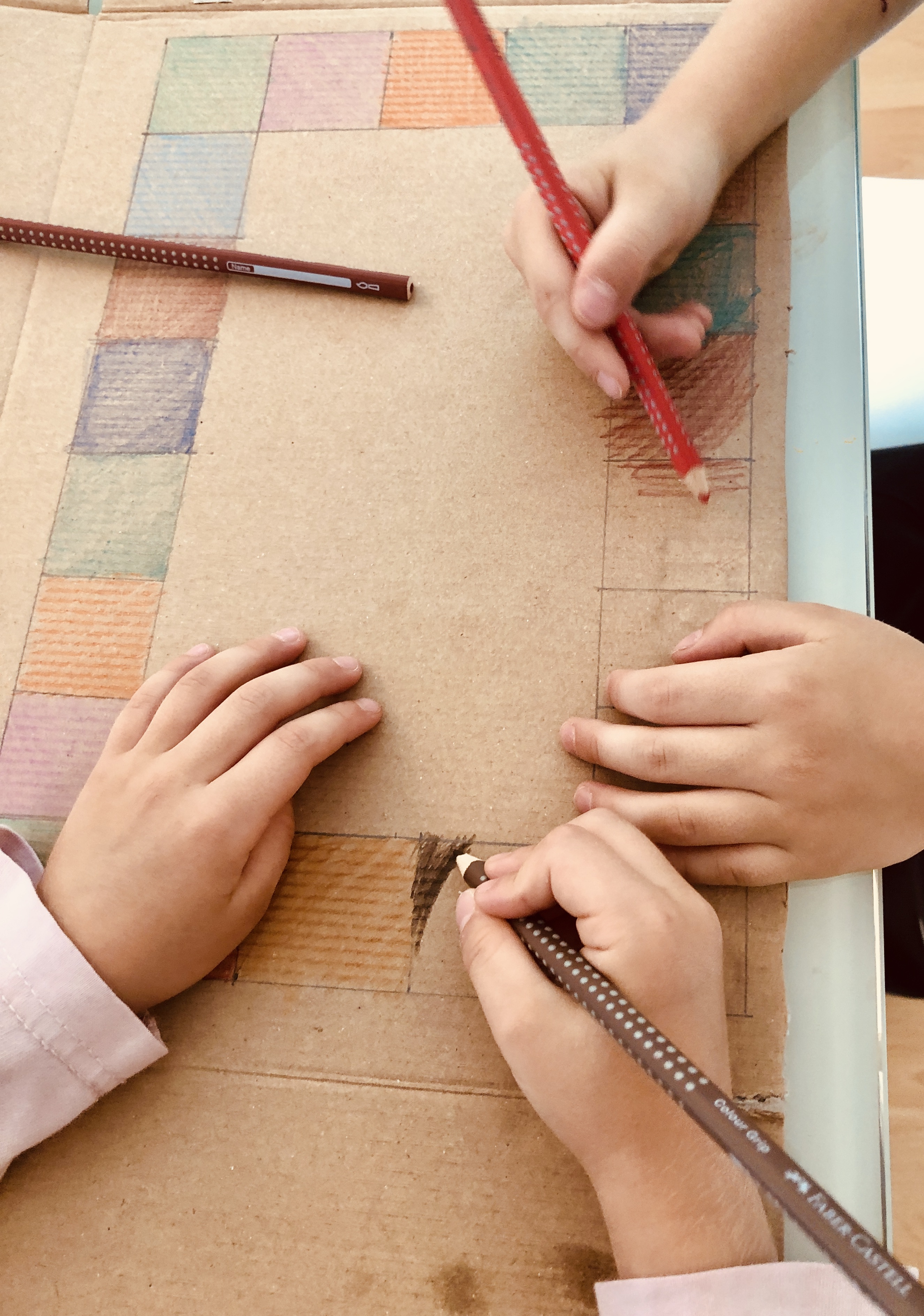 kids colouring the board game