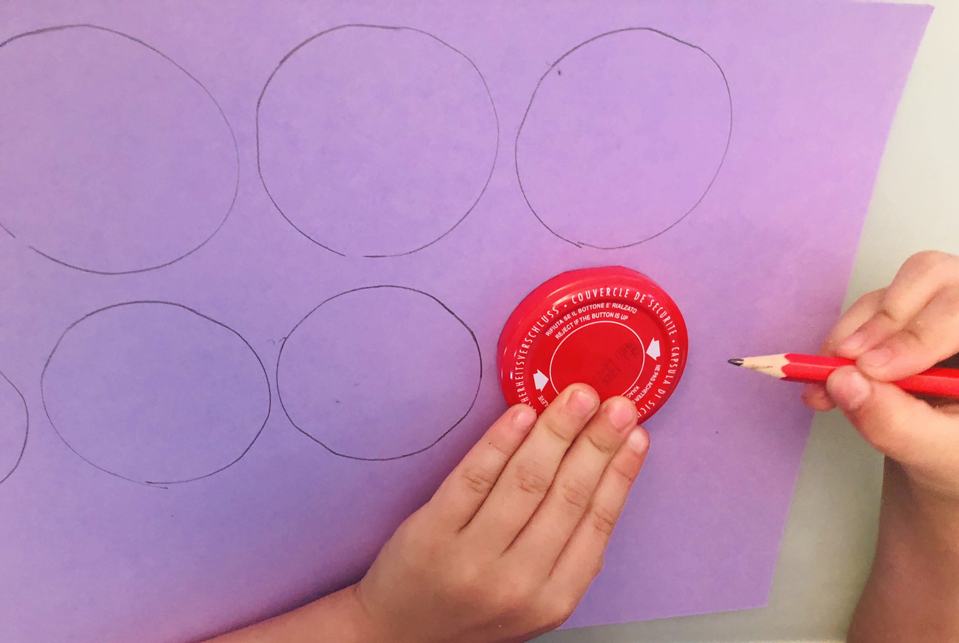 Drawing circles using a lid